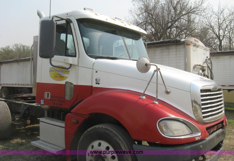 image for item J2849 2005 Freightliner Columbia semi truck