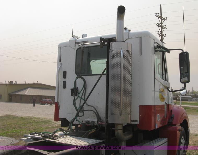 image for item J2849 2005 Freightliner Columbia semi truck
