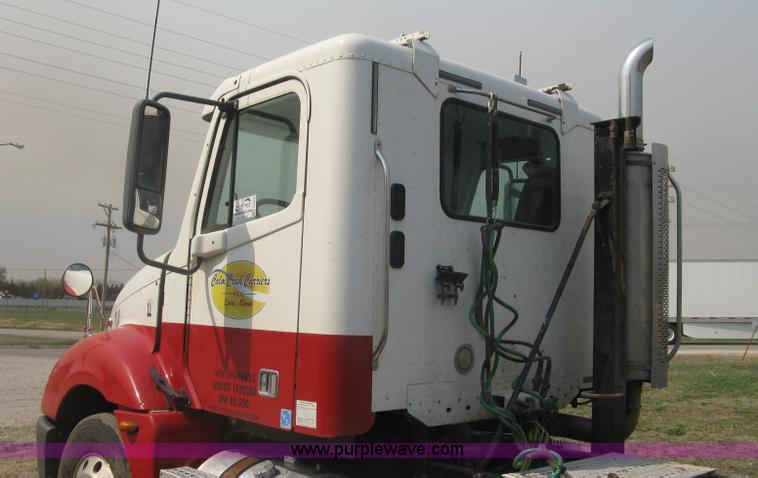 image for item J2849 2005 Freightliner Columbia semi truck