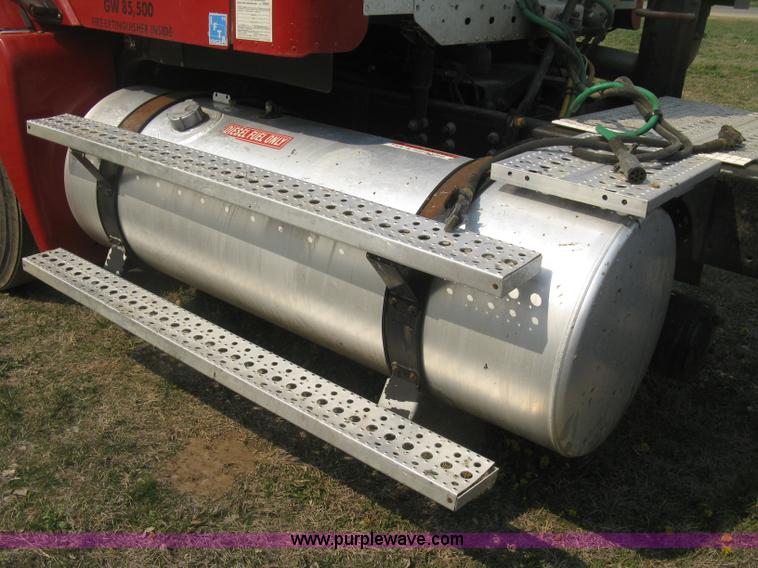 image for item J2849 2005 Freightliner Columbia semi truck