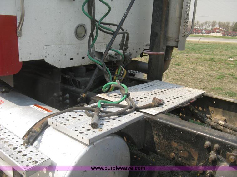 image for item J2849 2005 Freightliner Columbia semi truck