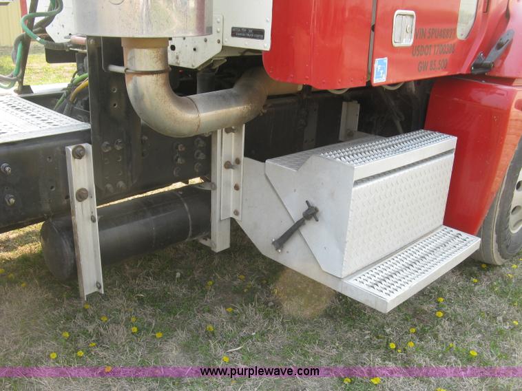 image for item J2849 2005 Freightliner Columbia semi truck