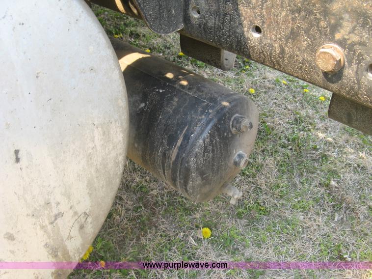 image for item J2849 2005 Freightliner Columbia semi truck