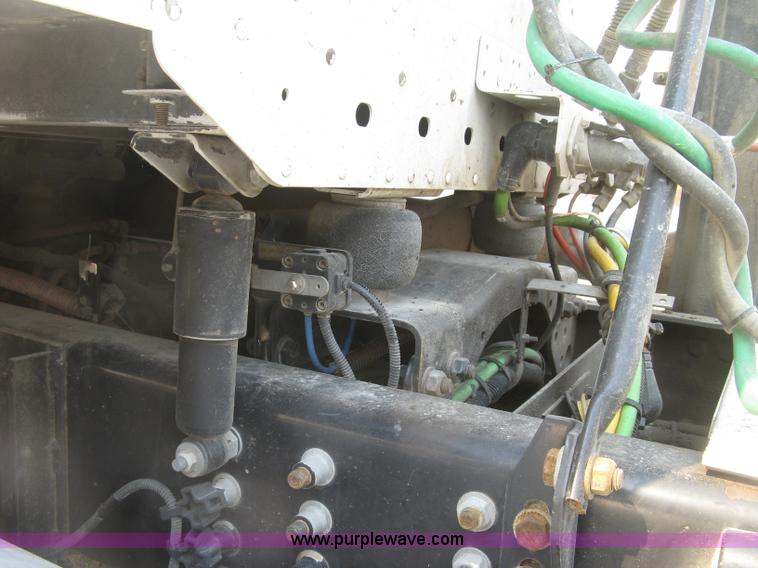 image for item J2849 2005 Freightliner Columbia semi truck