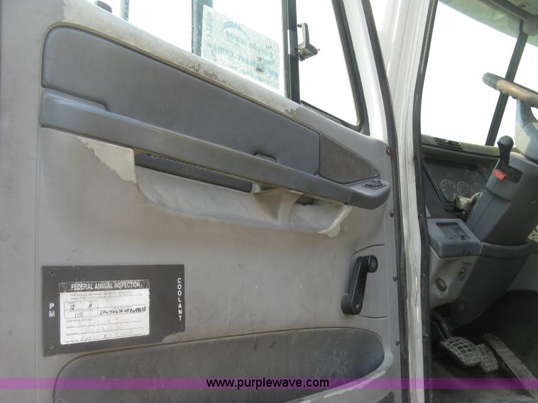 image for item J2849 2005 Freightliner Columbia semi truck