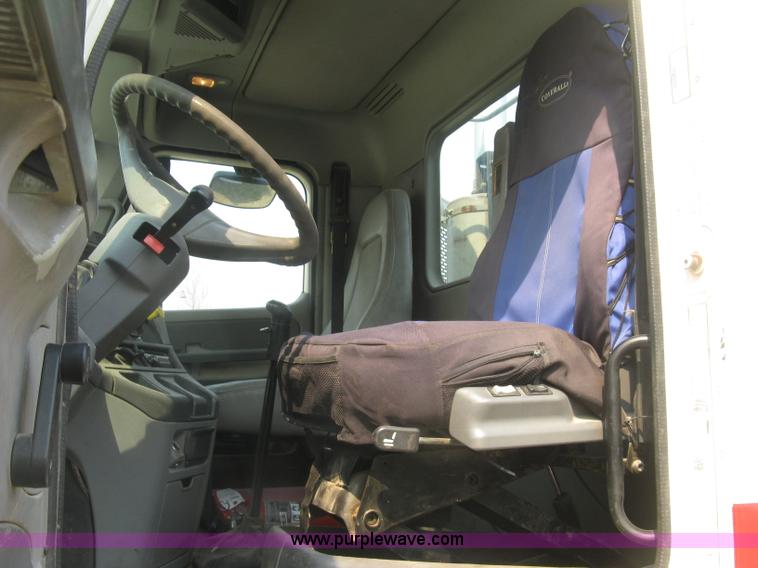 image for item J2849 2005 Freightliner Columbia semi truck