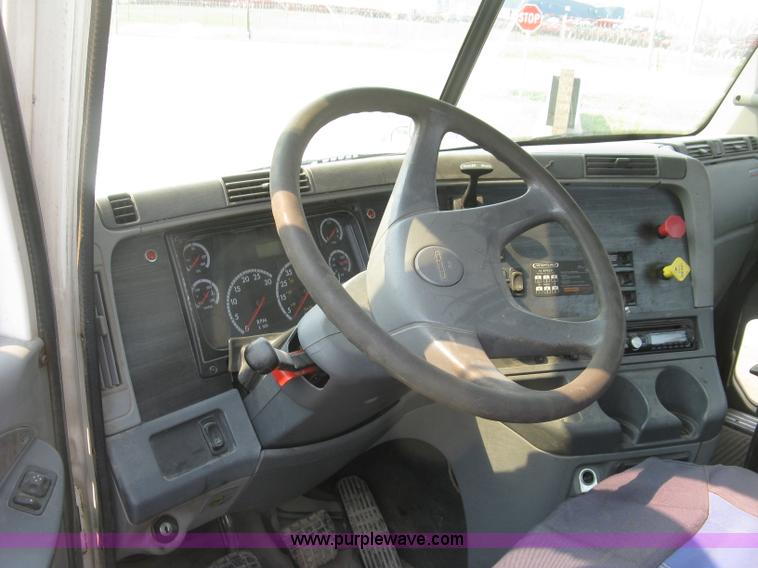 image for item J2849 2005 Freightliner Columbia semi truck