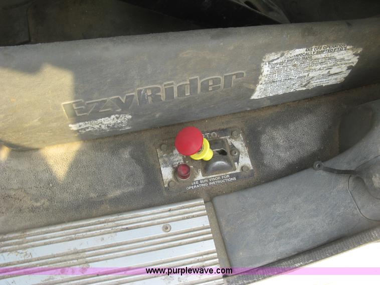 image for item J2849 2005 Freightliner Columbia semi truck