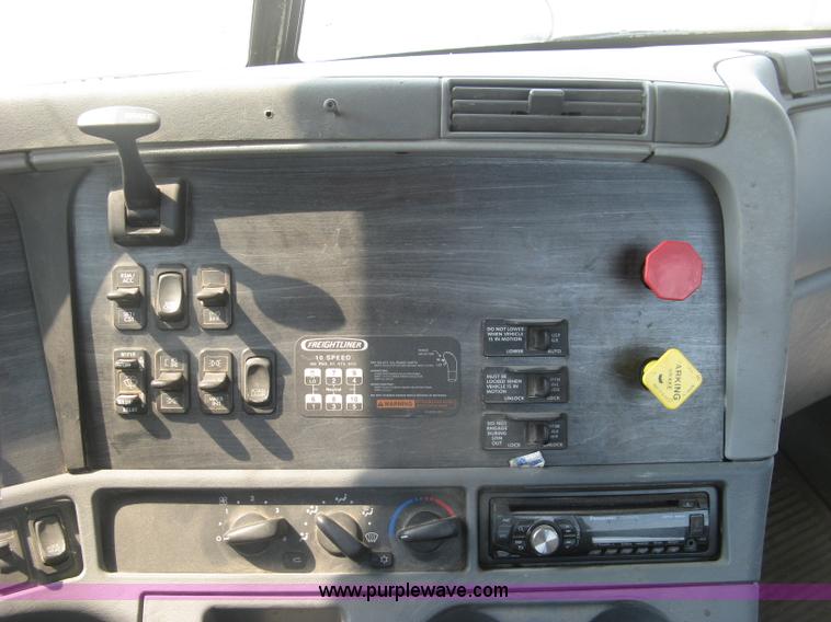 image for item J2849 2005 Freightliner Columbia semi truck