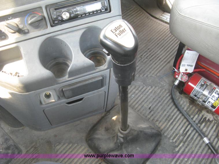 image for item J2849 2005 Freightliner Columbia semi truck