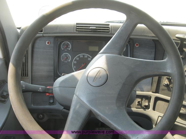 image for item J2849 2005 Freightliner Columbia semi truck