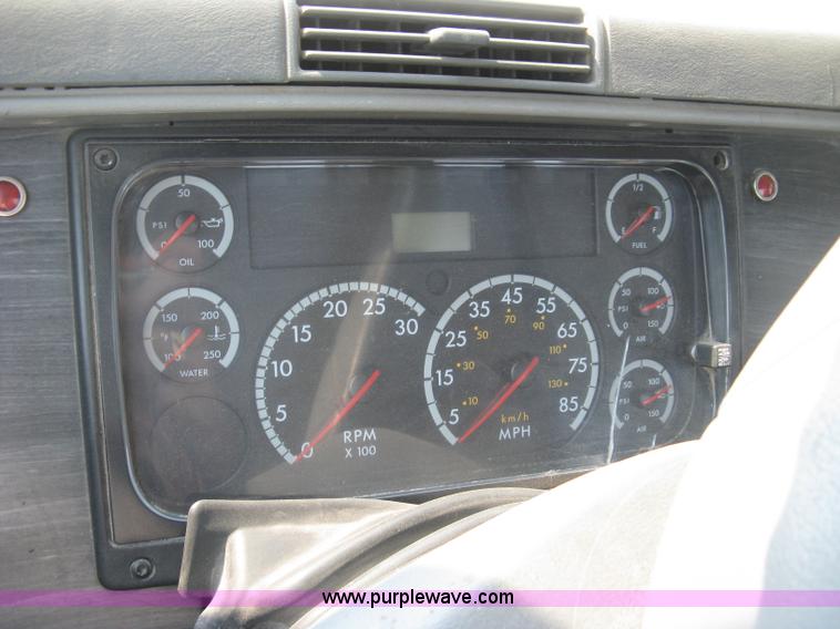 image for item J2849 2005 Freightliner Columbia semi truck