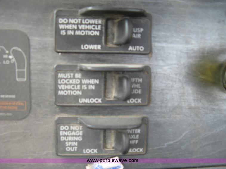 image for item J2849 2005 Freightliner Columbia semi truck