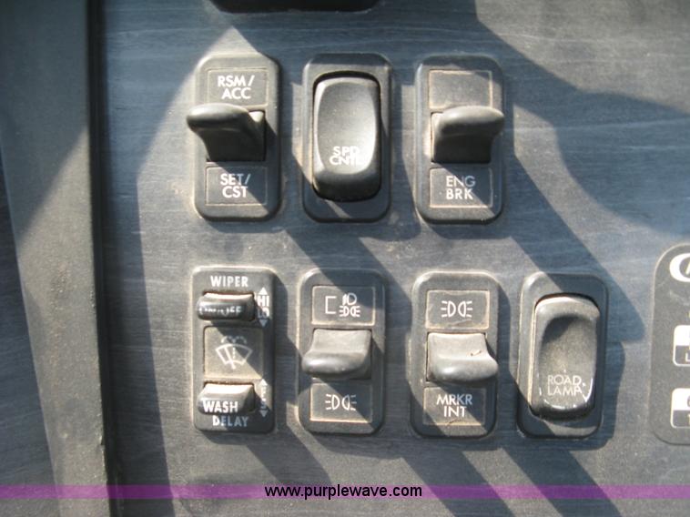 image for item J2849 2005 Freightliner Columbia semi truck