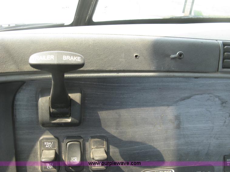 image for item J2849 2005 Freightliner Columbia semi truck