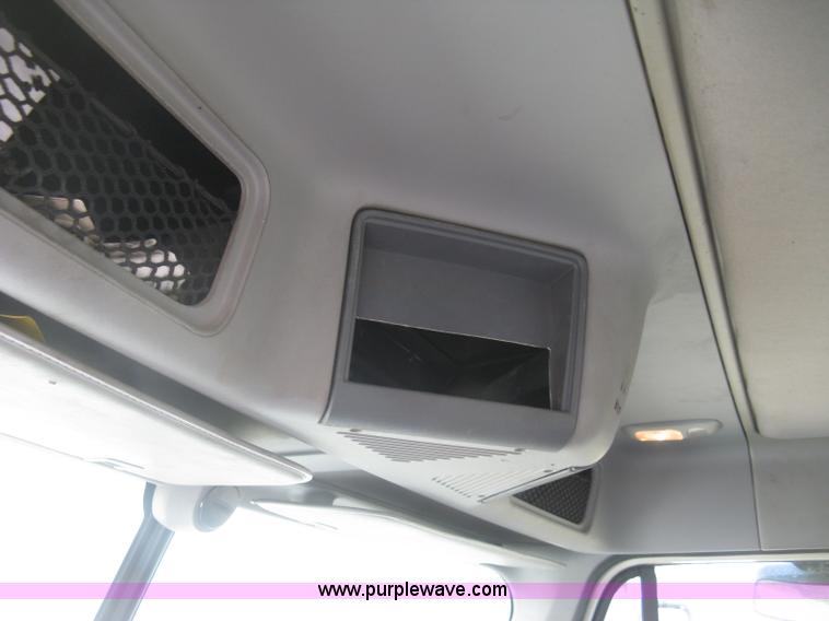 image for item J2849 2005 Freightliner Columbia semi truck