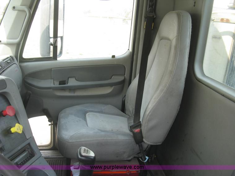 image for item J2849 2005 Freightliner Columbia semi truck