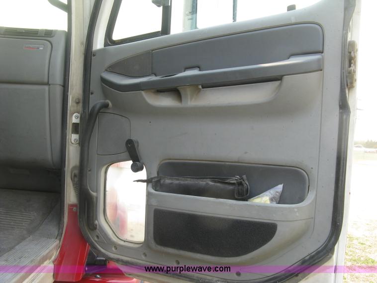 image for item J2849 2005 Freightliner Columbia semi truck