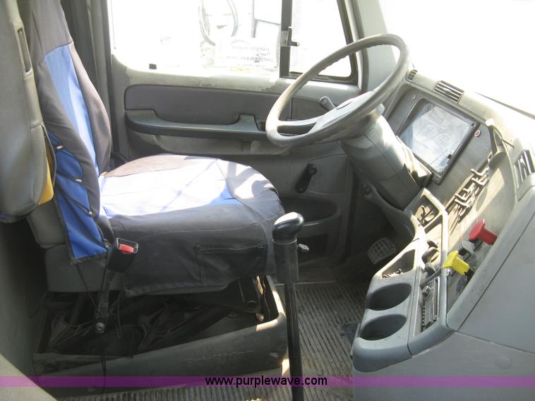 image for item J2849 2005 Freightliner Columbia semi truck