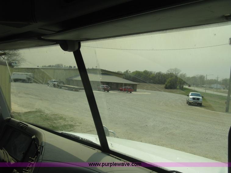 image for item J2849 2005 Freightliner Columbia semi truck