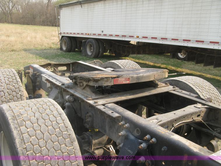 image for item J2849 2005 Freightliner Columbia semi truck