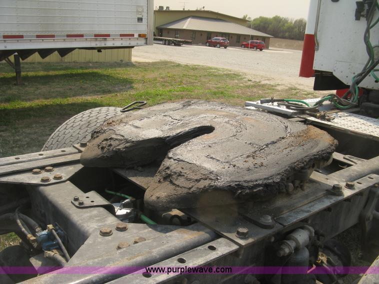 image for item J2849 2005 Freightliner Columbia semi truck