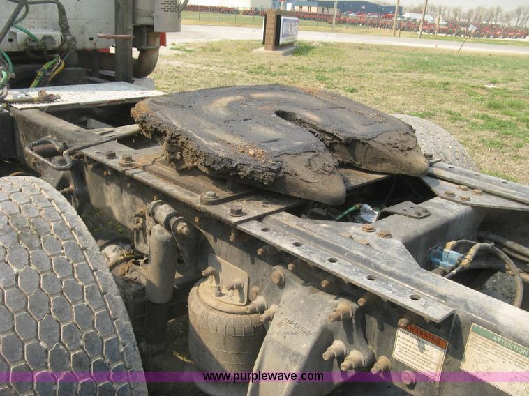 image for item J2849 2005 Freightliner Columbia semi truck