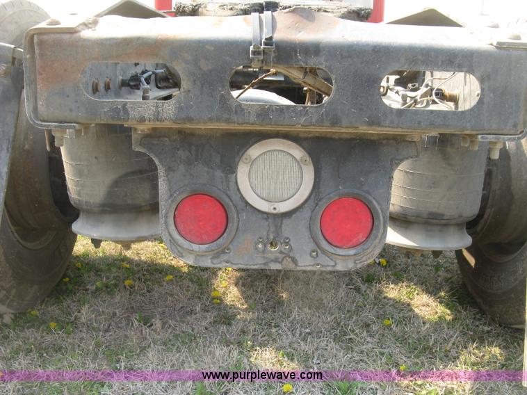 image for item J2849 2005 Freightliner Columbia semi truck