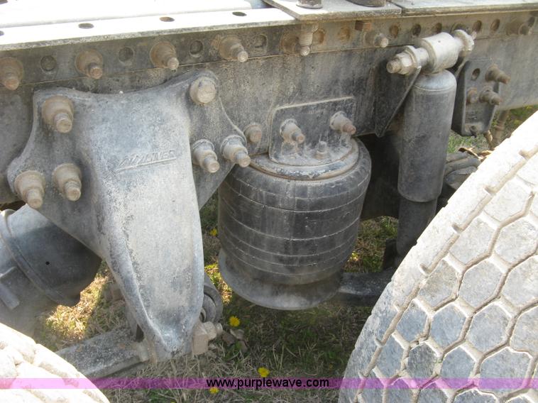 image for item J2849 2005 Freightliner Columbia semi truck