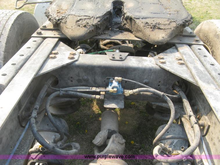 image for item J2849 2005 Freightliner Columbia semi truck