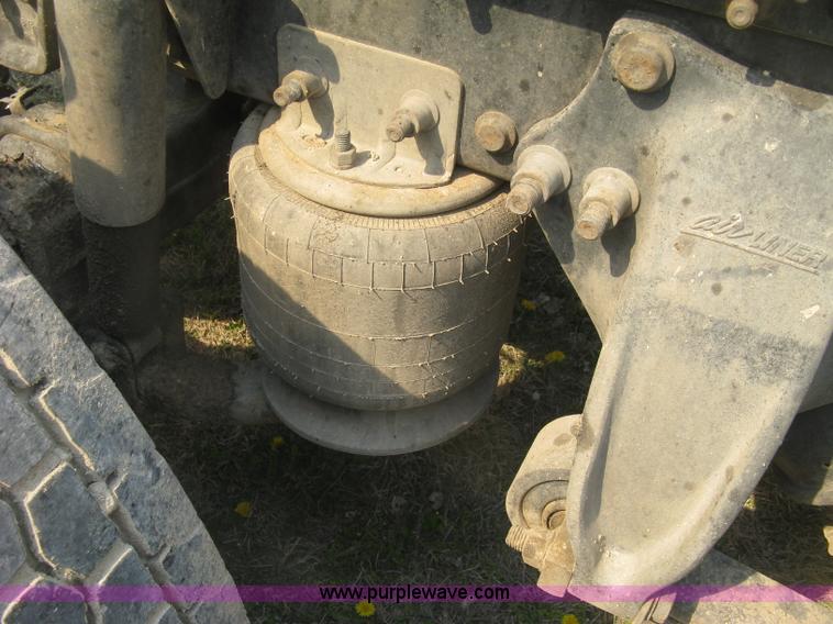 image for item J2849 2005 Freightliner Columbia semi truck