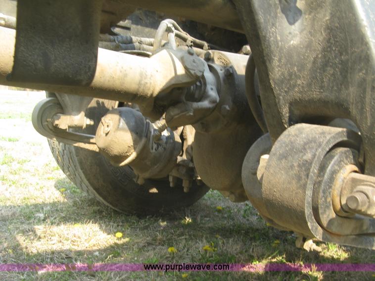 image for item J2849 2005 Freightliner Columbia semi truck