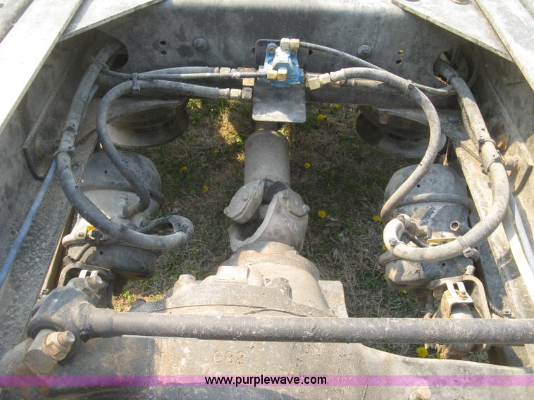 image for item J2849 2005 Freightliner Columbia semi truck