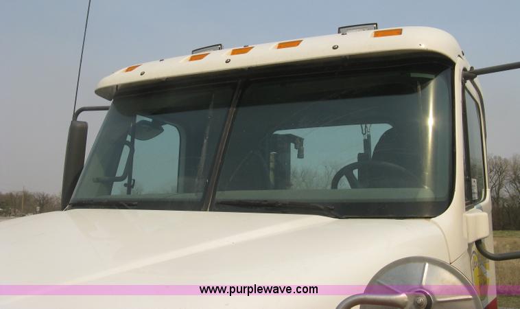 image for item J2849 2005 Freightliner Columbia semi truck