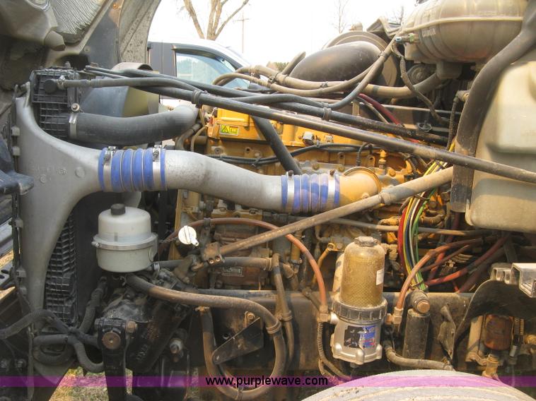 image for item J2849 2005 Freightliner Columbia semi truck