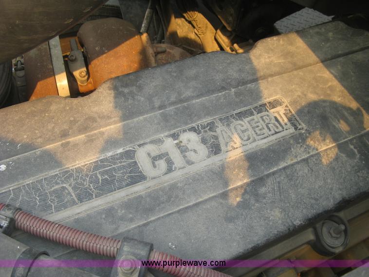 image for item J2849 2005 Freightliner Columbia semi truck