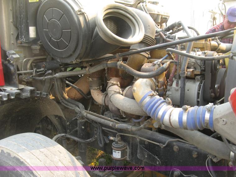 image for item J2849 2005 Freightliner Columbia semi truck