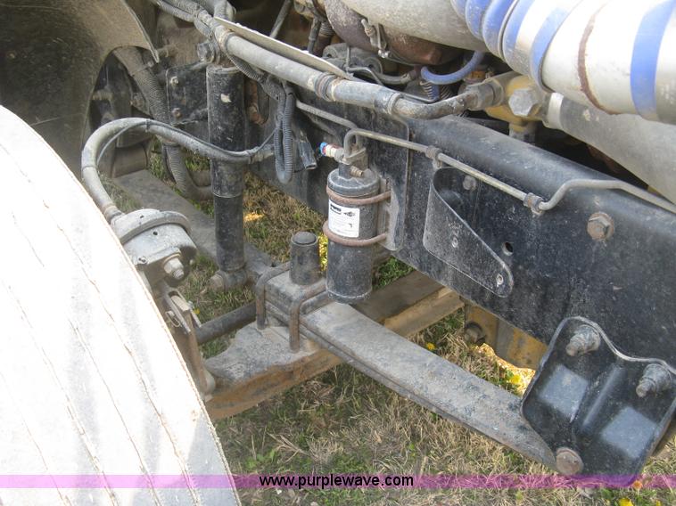 image for item J2849 2005 Freightliner Columbia semi truck