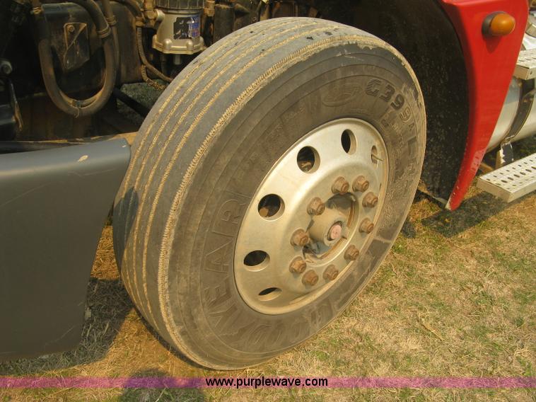 image for item J2849 2005 Freightliner Columbia semi truck