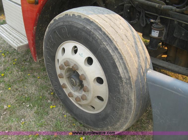 image for item J2849 2005 Freightliner Columbia semi truck