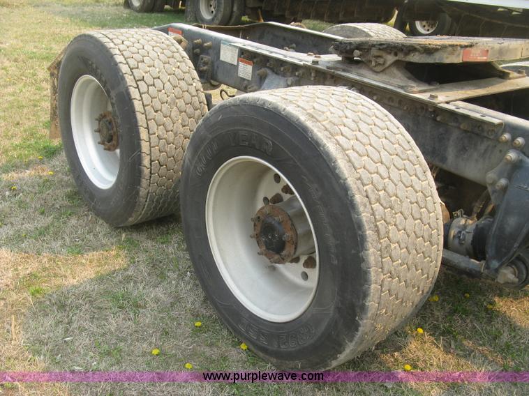 image for item J2849 2005 Freightliner Columbia semi truck