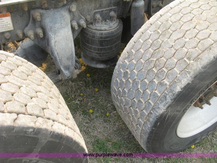 image for item J2849 2005 Freightliner Columbia semi truck