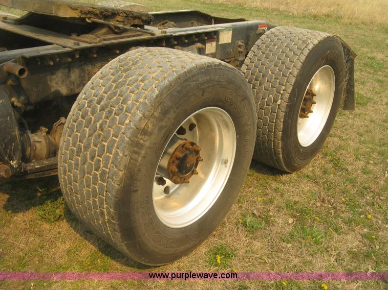 image for item J2849 2005 Freightliner Columbia semi truck