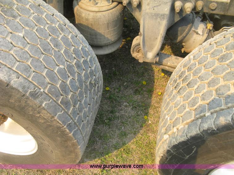 image for item J2849 2005 Freightliner Columbia semi truck