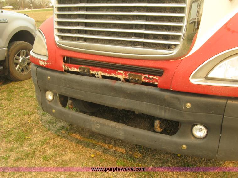 image for item J2849 2005 Freightliner Columbia semi truck