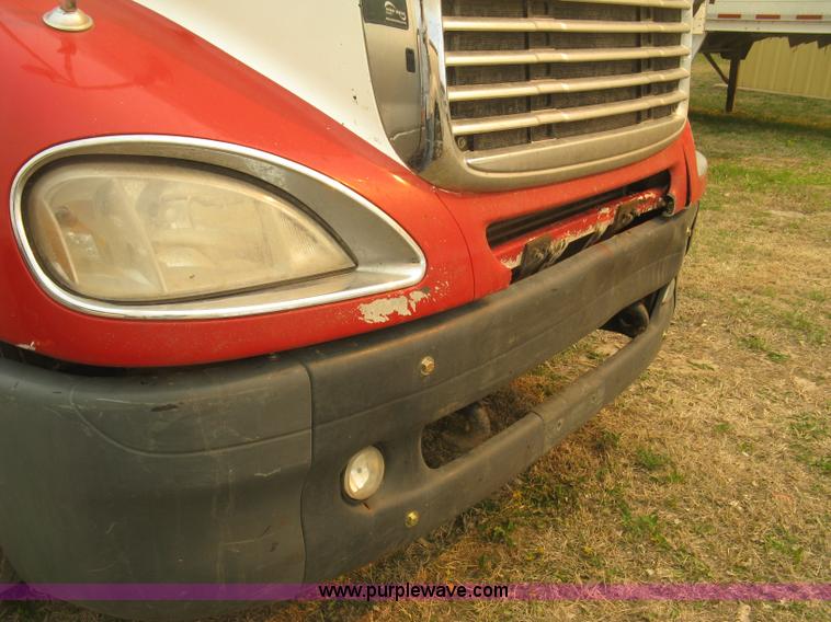 image for item J2849 2005 Freightliner Columbia semi truck