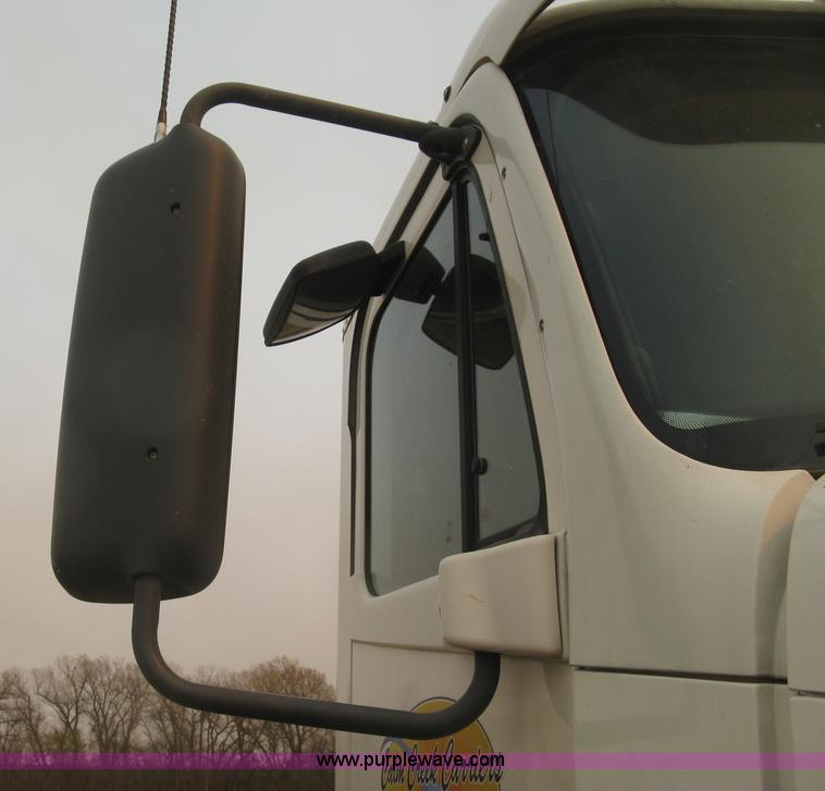 image for item J2849 2005 Freightliner Columbia semi truck