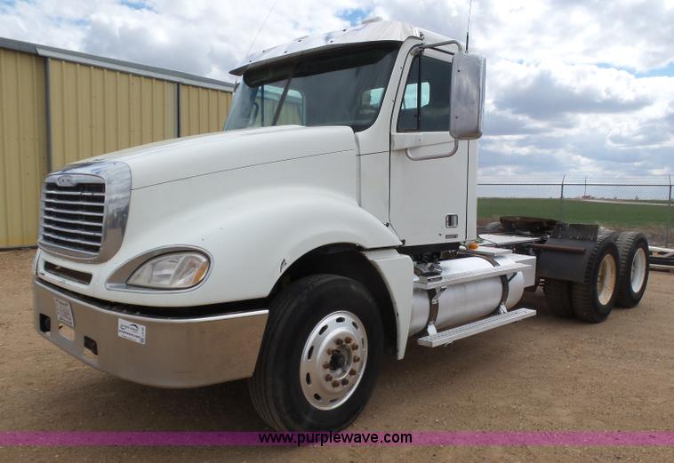 image for item J6156 2007 Freightliner Columbia semi truck