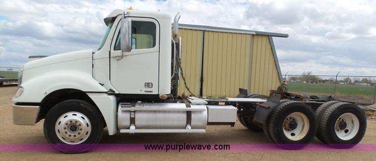 image for item J6156 2007 Freightliner Columbia semi truck