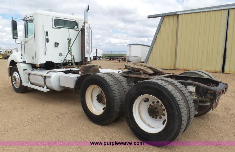 image for item J6156 2007 Freightliner Columbia semi truck